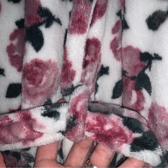 Women’s L DAYDREAM by BERKSHIRE HOME Gorgeous Fuzzy Fleece Wrap Robe Roses EXC - Picture 9 of 15